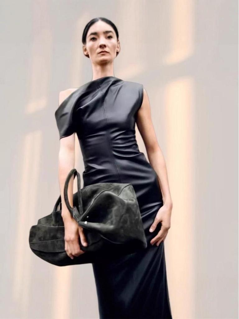 Evropský a americký styl Faux kožené řasené šaty pro podzim/zimu 2052