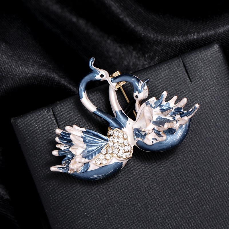 

Gradual change hand-painted double swan brooch women s fashion high-end temperament simple pin coat suit elegant corsage accessories синій