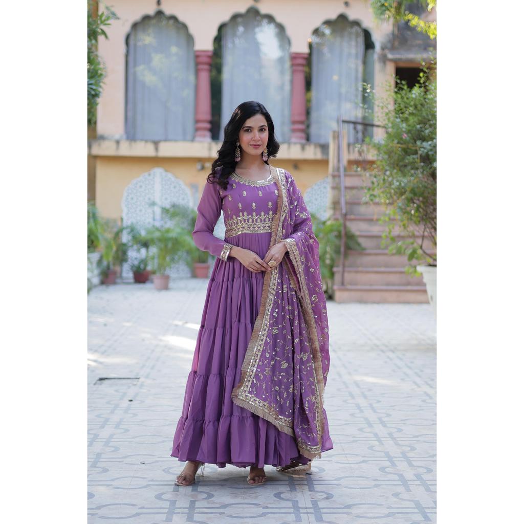 Pożądana damska suknia z pełnym dołem, wykonana z tkanin Star Georgette i designerska haftowana dupatta z atrakcyjnym koronkowym brzegiem, KOLOR:- 4