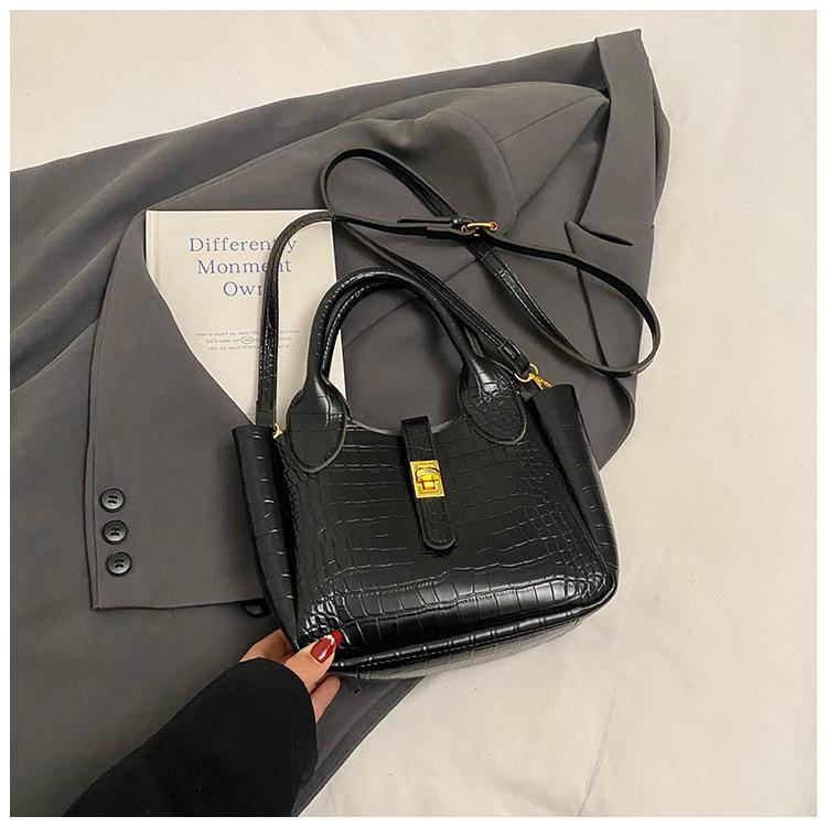 

Crossbody bag Korean spring fashion versatile Korean version simple bucket bag women s 2025 new exquisite portable shoulder bag