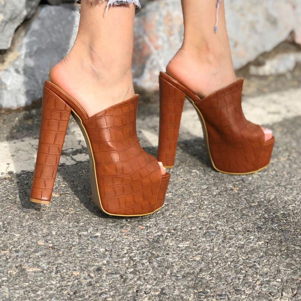 

Женские тапочки Taba на каблуке с крокодиловой отделкой