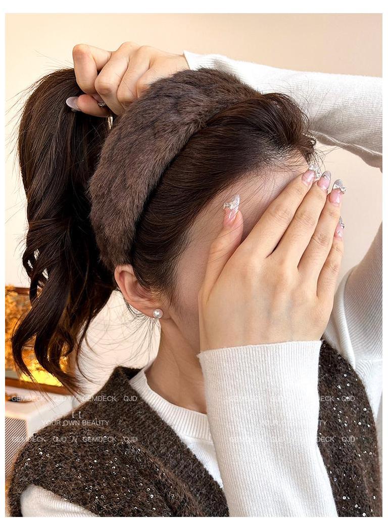 2026 Autumn/Winter Plush Wide-Brimmed High Skull Headband: Luxury Women's Hair Accessory