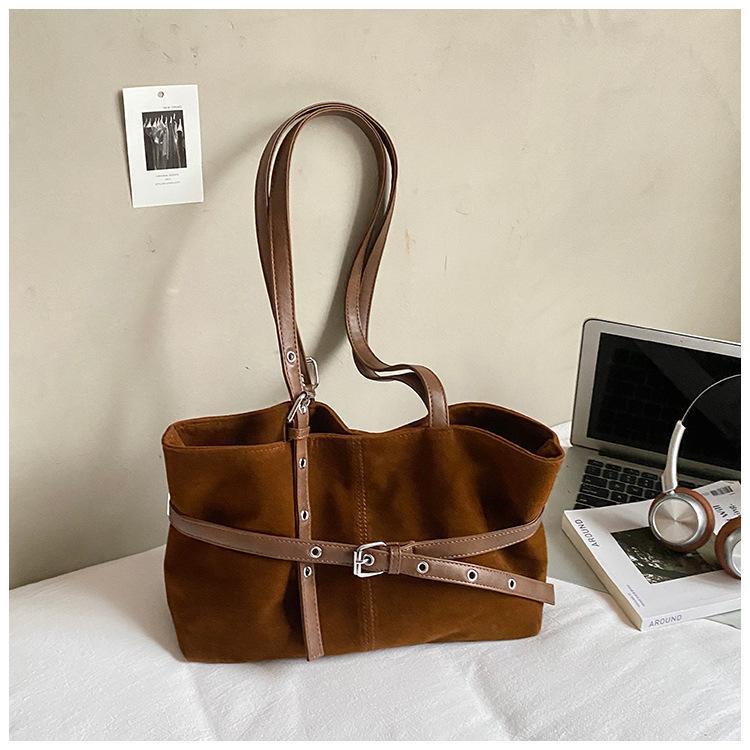 

2025 Korean Lazy Wind Women s Bag Autumn New Versatile Large Capacity Fashion Belt Decorative Commuter Shoulder Bag