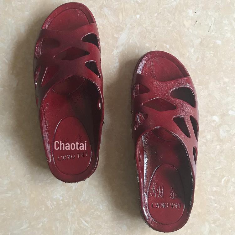 

Удобные и прочные женские летние шлепанцы из ПВХ 37