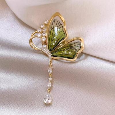 1 para elegancki kształt motyla broszka błyszczące kryształki frędzel Pin Waterdrop wisiorek odznaka ubrania kapelusze torby akcesoria