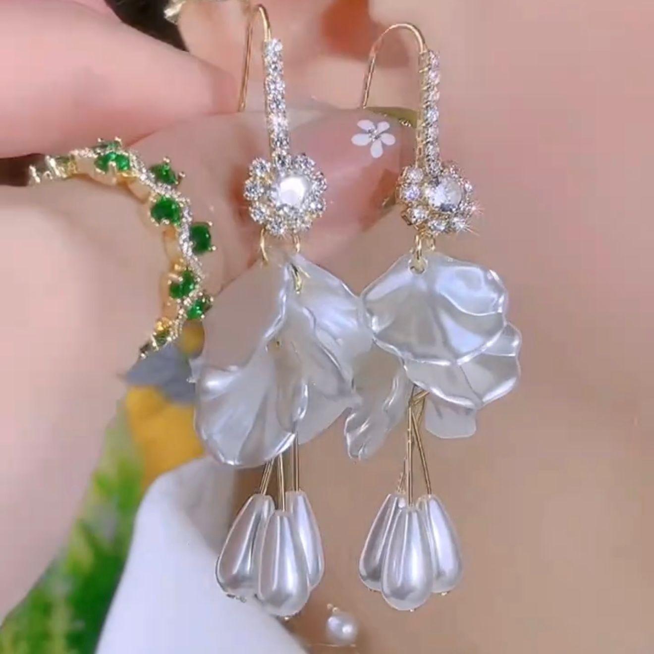 

New Style Versatile White Flower Earring Buckle Earrings for Women, with A Unique Design Sense and Versatile Fashion Long Earrings
