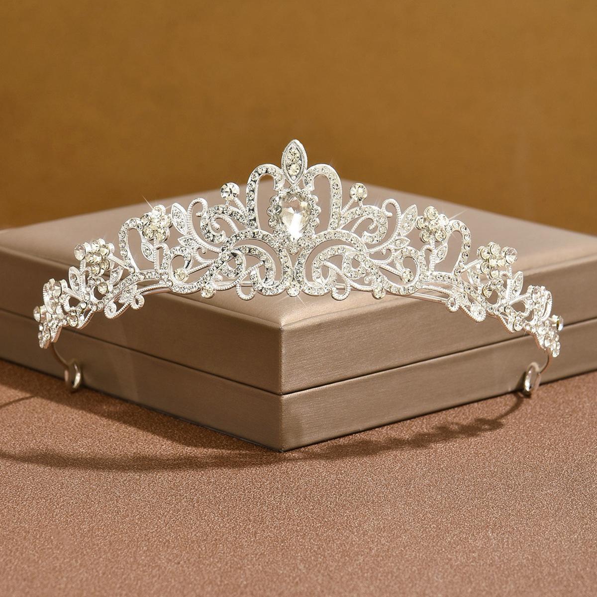 

Wedding Bride Headgear Crown White Wedding Dress Birthday Hair Accessories Korean Luxury Atmospheric Necklace Earrings Three-Piece Set