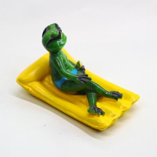 Floating Resin Frog Figurine Funny Frog on A Pool Float Statue for Outdoor Garden