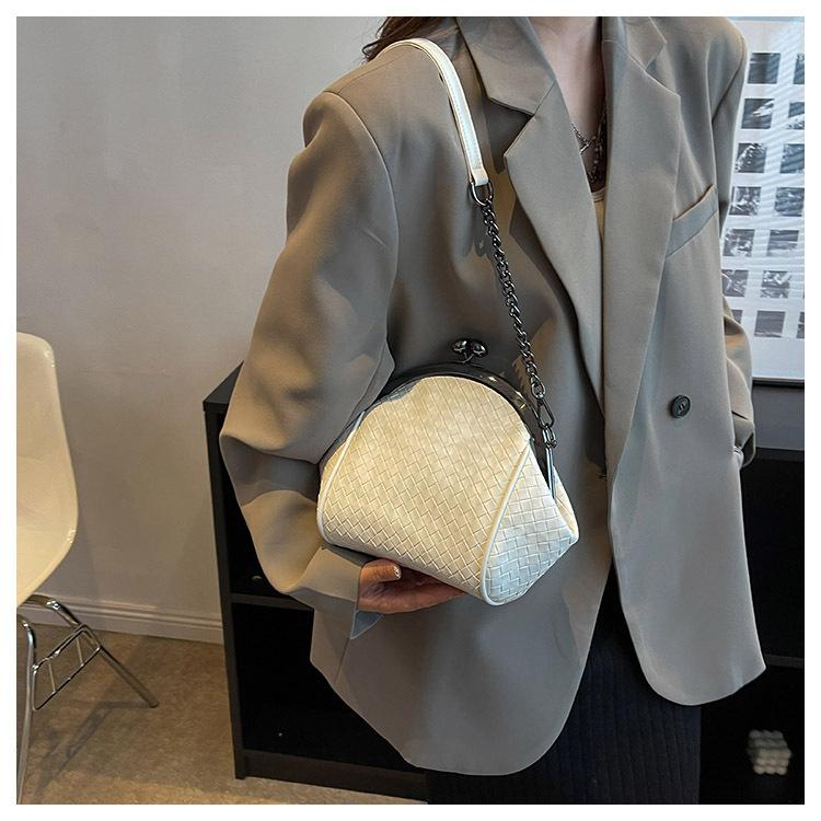 

Модная сумка на клипсе из искусственной кожи для женщин, новая тканая сумка на цепочке, текстурированная сумка через плечо в стиле ретро, ​​женская сумка через плечо, дорожная сумка бежевый