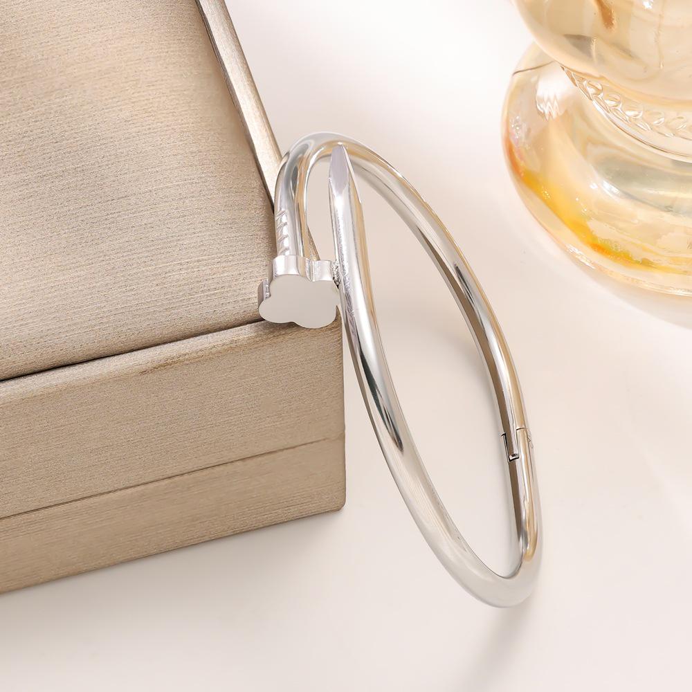 18K Gold Titanium Steel Four-Leaf Clover Couple Bracelet with Stainless Steel Buckle Nail Design