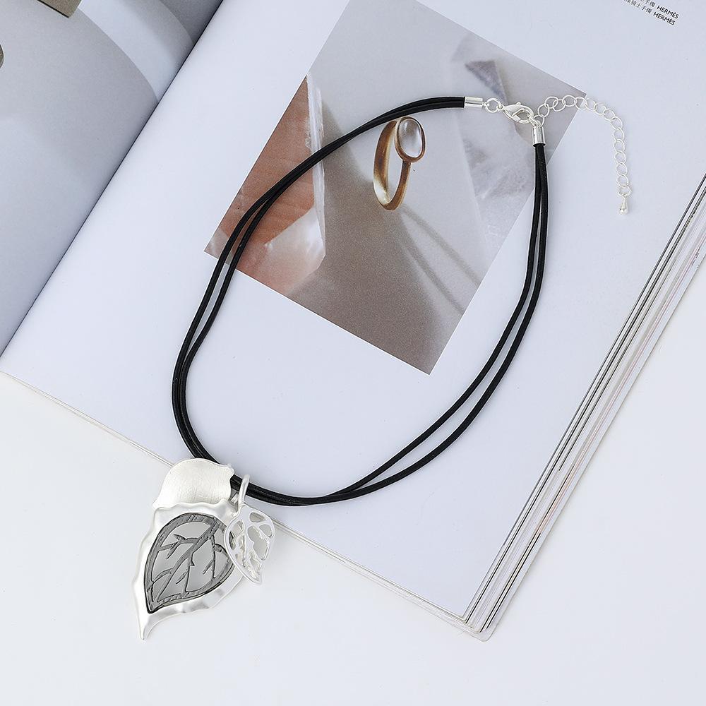 Female Leaf-Shaped Wood Fashion Simple Short Collarbone Chain High-End Short Necklace