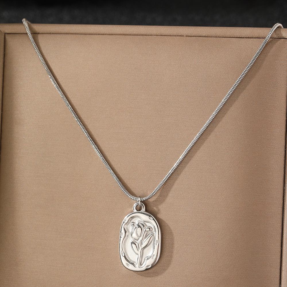 Stainless Steel Necklace Exquisite Simple Engraved Rose New Design Suspension Necklace For Women Zircon Fashion Banquet Gifts