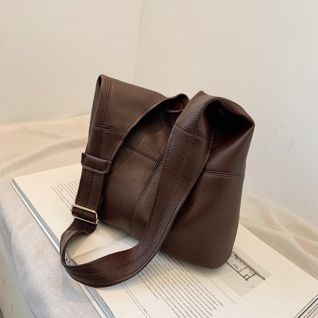 Large capacity soft surface bag women's 2026 new retro fashion versatile shoulder messenger bag texture commuter bucket bag