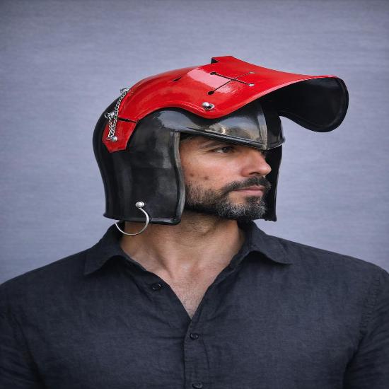 Elmo Barbuta Medievale Fatto a Mano Finitura Nero Rossa Armatura da Cavaliere LARP Cosplay SCA Elmo in Acciaio Indossabile