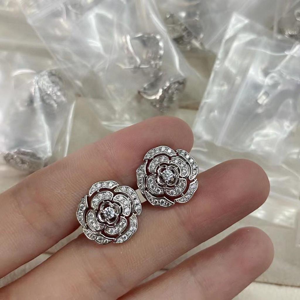 Kolczyki sztyfty Kamelia z Moissanitem ze Srebra Próby 925 - Vintage i Wszechstronne