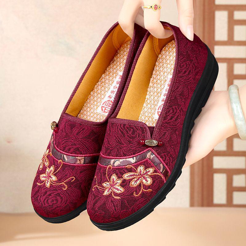 

Beijing Non-Slip Soft Sole Slip-On Shoes for Elderly - Comfortable, Breathable Flats for Middle-Aged Men & Women 39