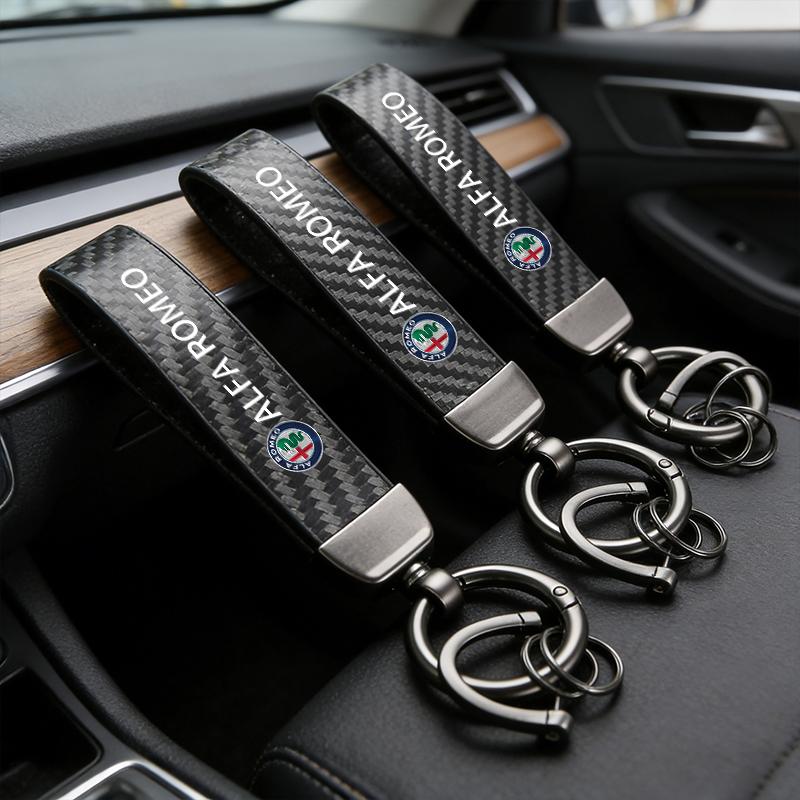 Araba Stickerları Karbon Fiber Deri Araba Anahtarlığı Çinko Alaşım Anahtar Halkası Kolye Alfa Romeo GT 147 159 166 156 4C Mito Spider Giul ZO0 İçin