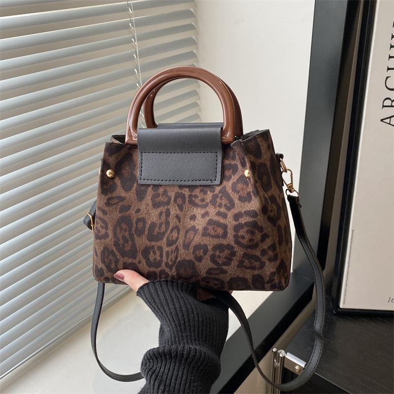 

Нишевый дизайн, передовой сенс, леопардовый принт, модная сумка-тоут для通勤, женская простая универсальная повседневная сумка-мессенджер для личности