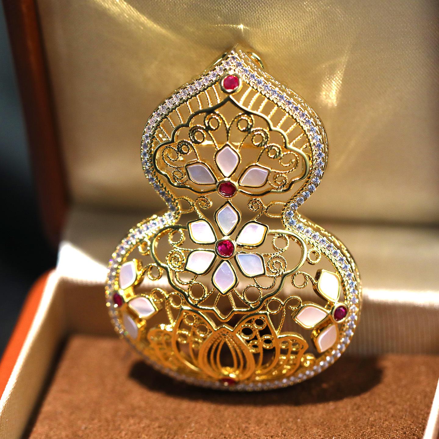 Bo Xin Yun Elegant Chinese Carved Gourd Brooch - High-End Luxury Holiday Accessory Pin