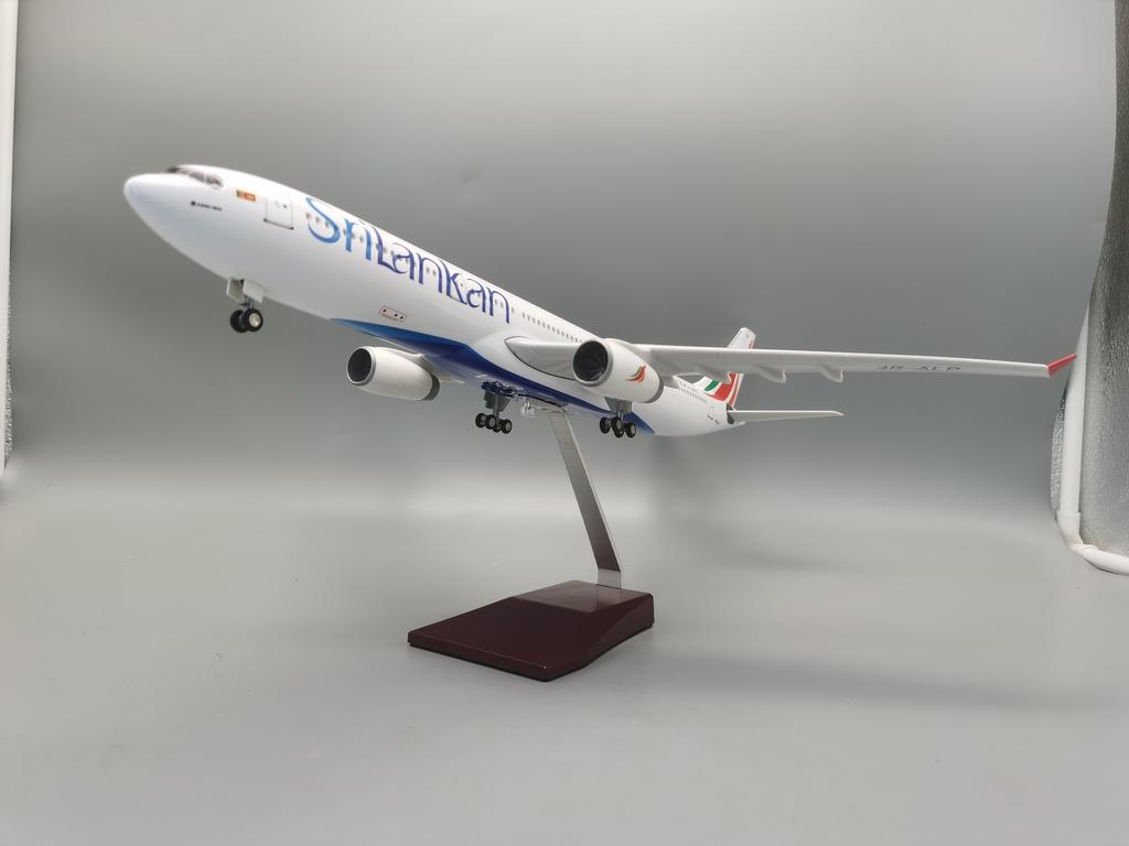 Scale 1:135 47cm A330 SriLankan Airlines Airbus With Lighting And Wheels Die-cast Resin Aircraft Model Collectible Room Display
