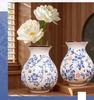 Vintage Blauw en Wit Porseleinen Kleine Vaas voor Bloemschikkingen – Retro Keramisch Ornament voor Woonkamer Decoratie.
