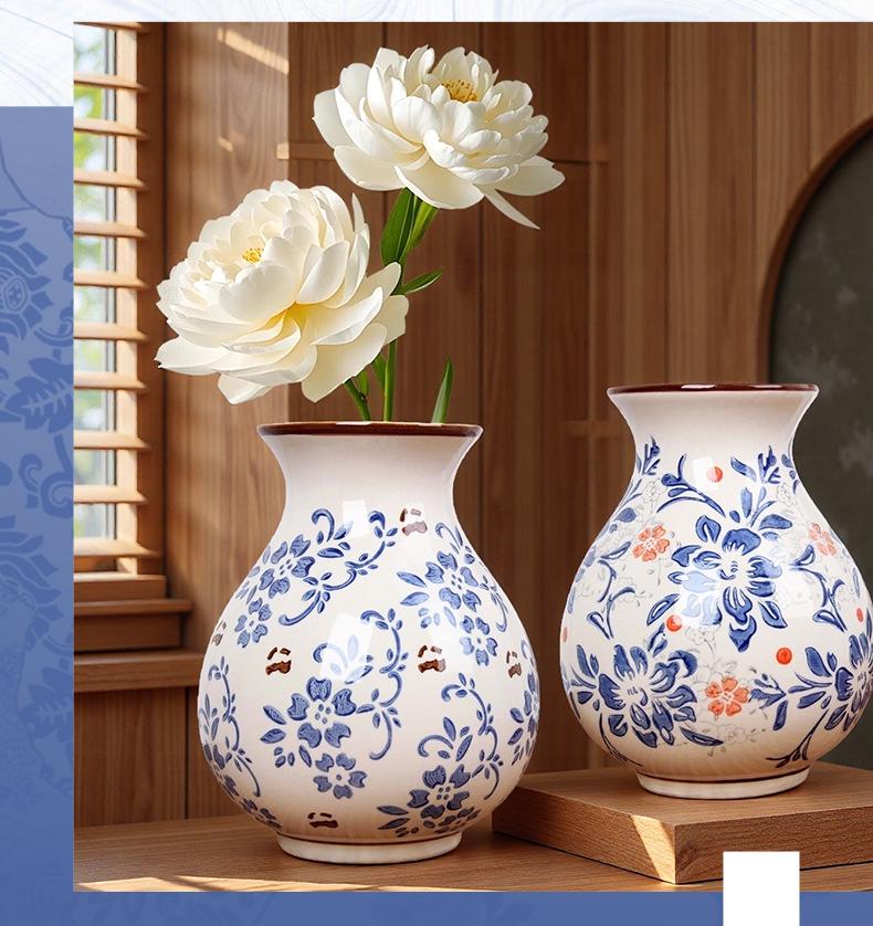 Vintage Blauw en Wit Porseleinen Kleine Vaas voor Bloemschikkingen – Retro Keramisch Ornament voor Woonkamer Decoratie.