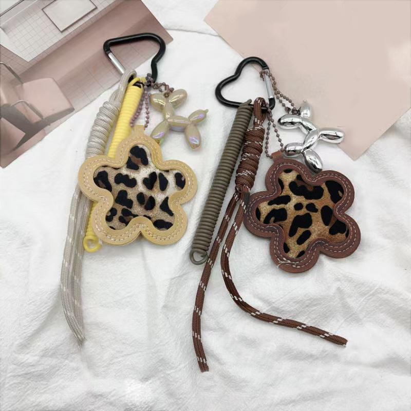 Kreativ flätad repbagagehänge Elegant mångsidigt croissant-hänge Ryggsäckshänge med leopardmönster och blomma