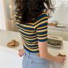 Koreanisches, energiegeladenes Mädchen, Sommer, schmale Passform und vielseitiges, bunt gestreiftes Strickhemd mit Rundhalsausschnitt, kurzärmeliges T-Shirt