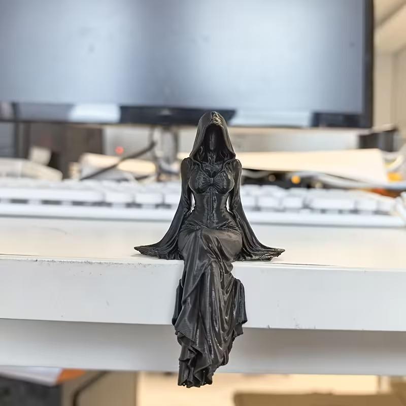 Statua in Resina della Mietitrice Gotica Seduta con Falce Decorazione Estetica Oscura per Casa Ufficio e Libreria