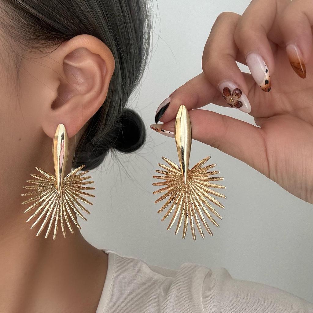 European & American Stylish Irregular Flower Stud Earrings for Women's Elegant Personality