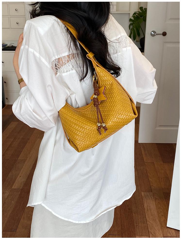 2026 Stylish Woven Dumpling Bag: Large-Capacity Women's Shoulder Handbag