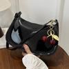 Yogodlns Vintage Retro Kabelka přes rameno pro ženy PU kůže Podpažní Crossbody Dámská Ležérní Kabelka Peněženka s třešňovým přívěskem
