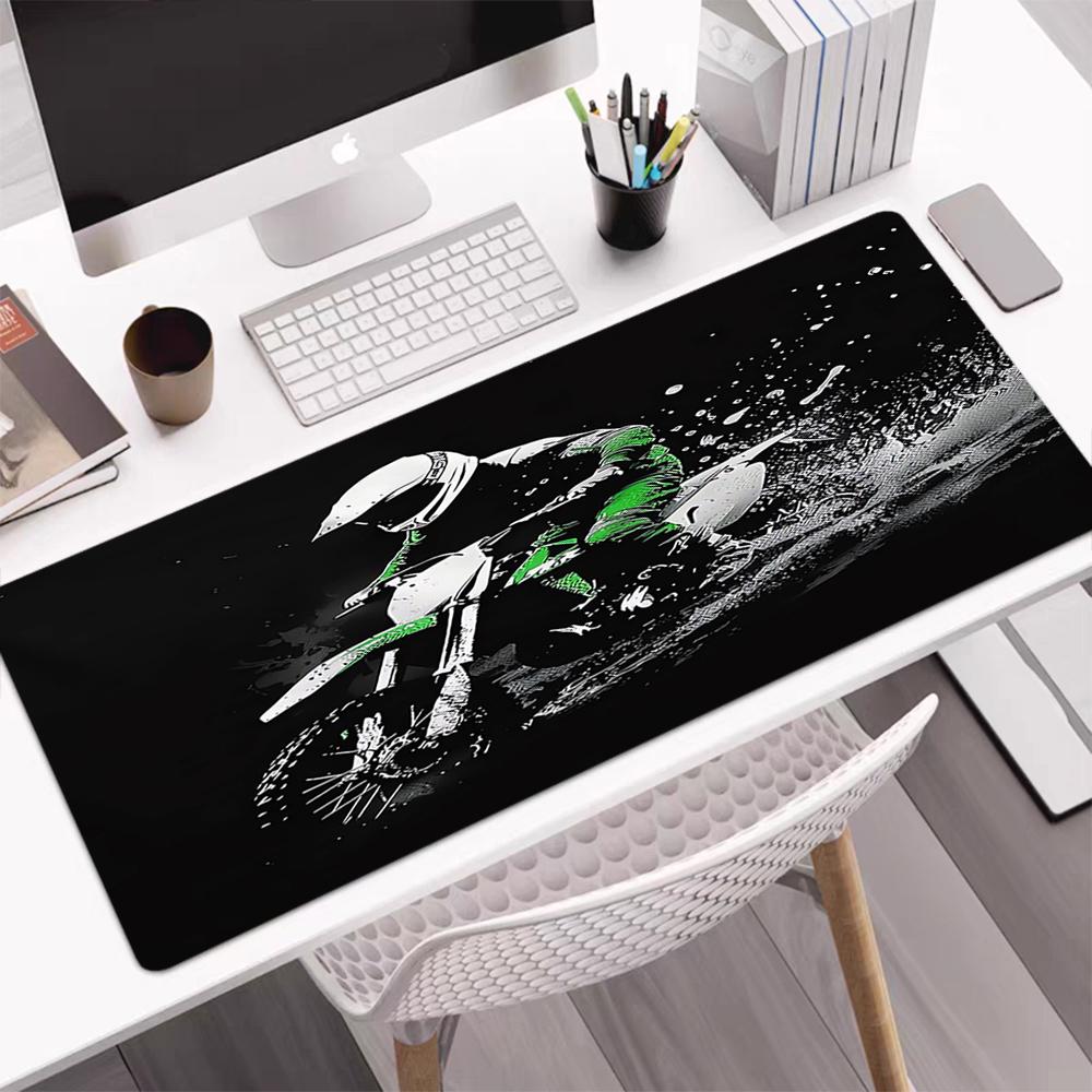 Tappetino per Mouse a Tema Moto da Fuoristrada, Base in Gomma Antiscivolo, Multifunzionale per Ufficio e Casa, Perfetto per la Personalizzazione dello Spazio di Lavoro.