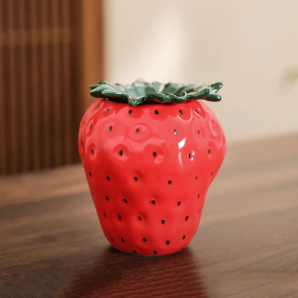 Ceramic strawberry ashtray with lid, windproof and fly ash proof, home, living room, office ashtray decoration, storage, and pro