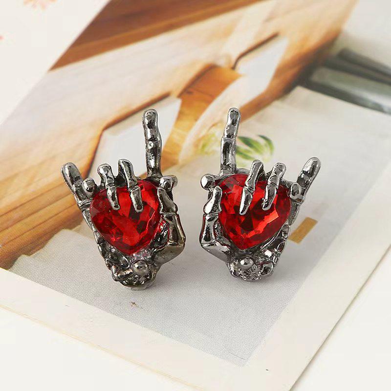 European & American Dark Punk Heart Stud Earrings: Trendy, Cool, Versatile, High-End Niche Fashion Accessories.