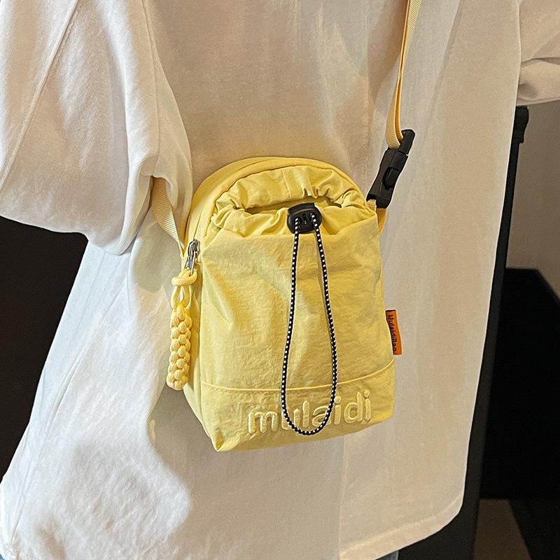 Sporty Drawstring Mobile Phone Bag Lightweight Commuting Outdoor Casual Crossbody Women's Bag
