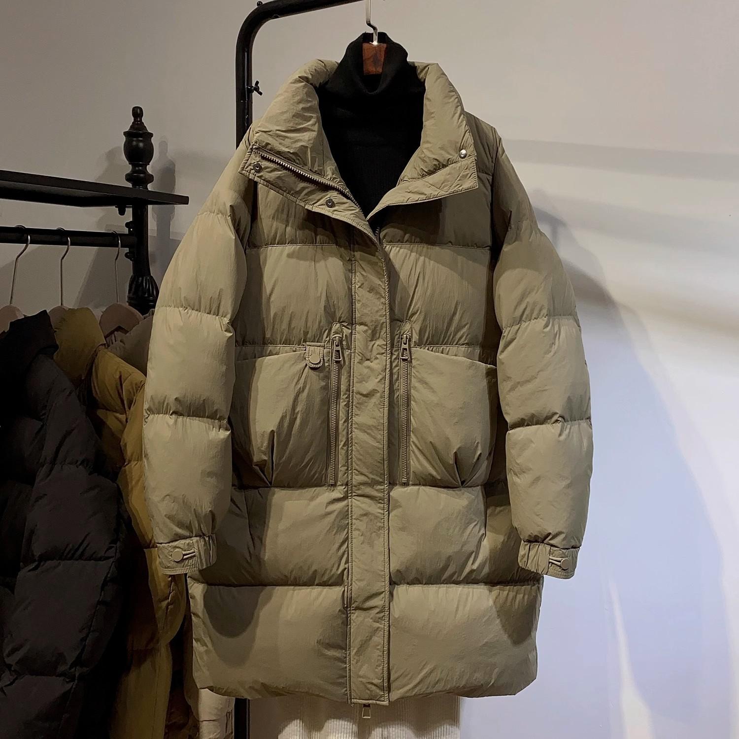 

2024 Новый пуховик женский средней и длинной длины утолщенный модный свободный воротник-стойка белый пуховик утиный пух европейский тренд зимней одежды L армия зеленый