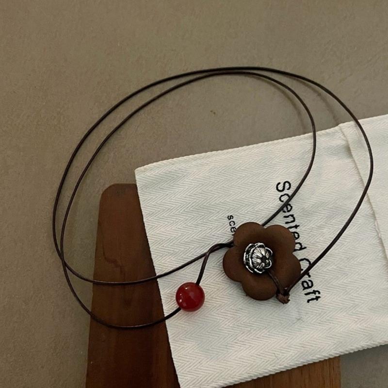 Cute Flower Necklace for Women Dainty Floral Neckchain Charm Exquisite Collarbone Chain Fashionable Accent Choker