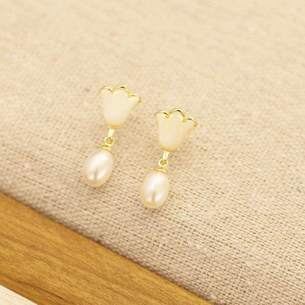 Magnolia flower blooming pearl stud earrings, light luxury, high-end freshwater pearl white fritillary stud earrings, copper gold-plated fashion earri