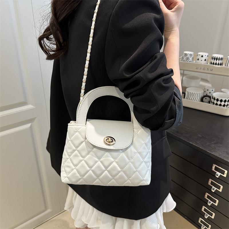 2025 Korean simple diamond small fragrant wind women's bag chain small bag, fashionable messenger hand carry portable messenger bag