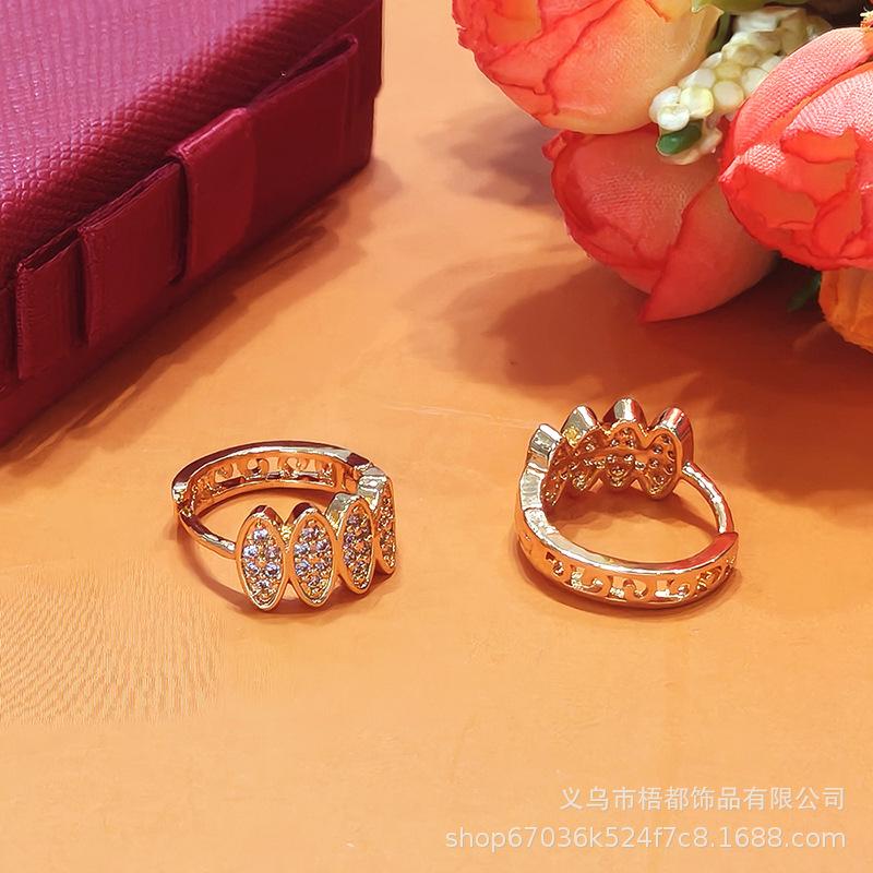 2025 European Style Women s Zircon Geometric Earrings - Light Luxury