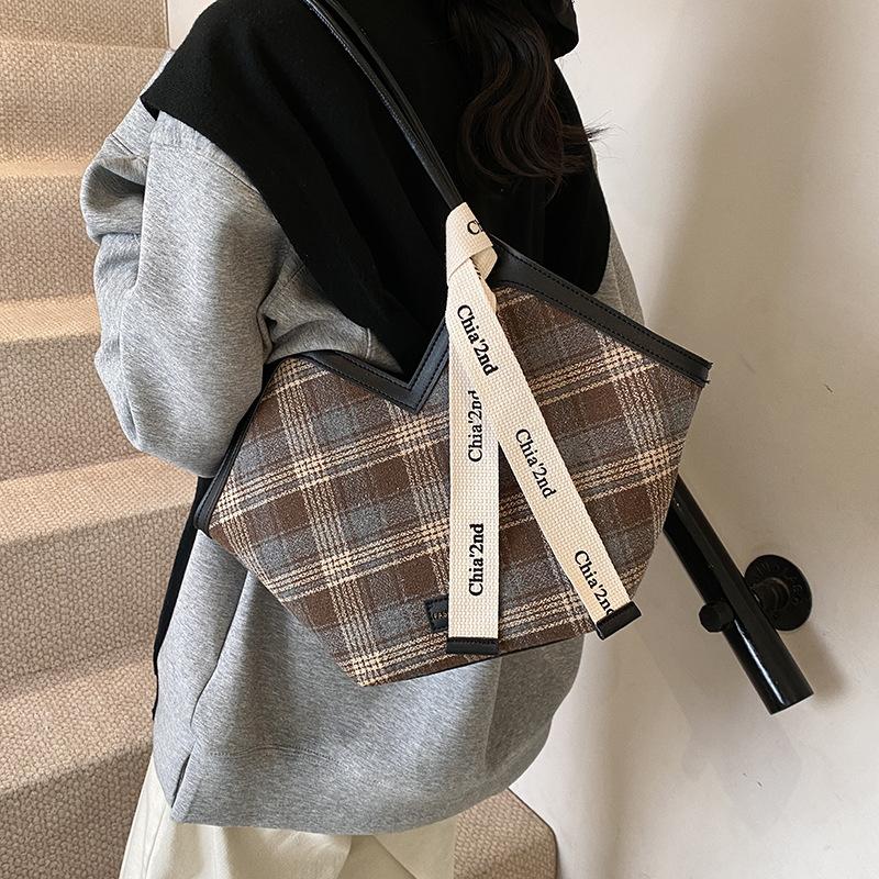 2025 trend line autumn new fabric plaid shoulder bag women's fashion high sense simple commuter tote bag