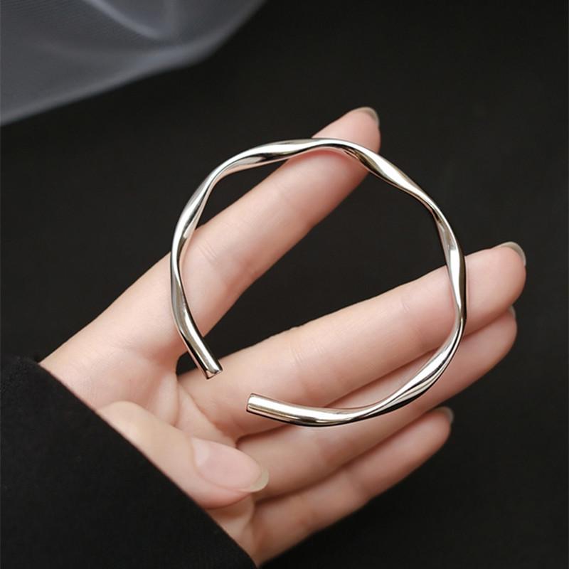 Couple Style Möbius Twist Ring Bracelet: Luxurious Niche Design for Women