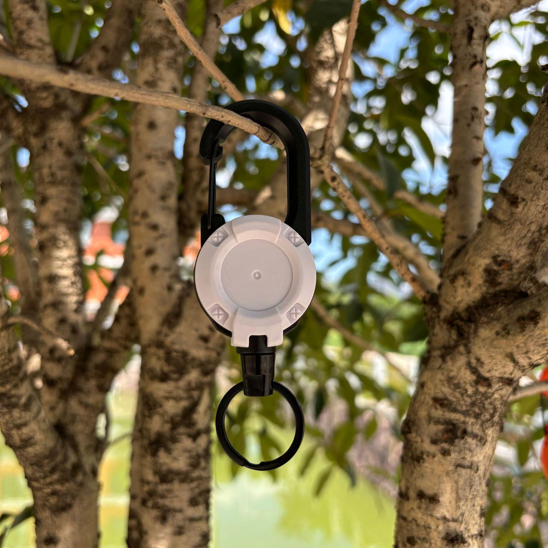 

Выдвижной брелок из стальной проволоки с эластичным шнурком и удлинителем против потери белый