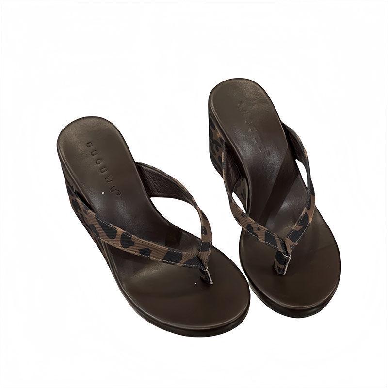 Small man increases height leopard print pinch foot flip-flops women wear thick-soled wedge heels high heels thick-heeled Roman sandals in summer
