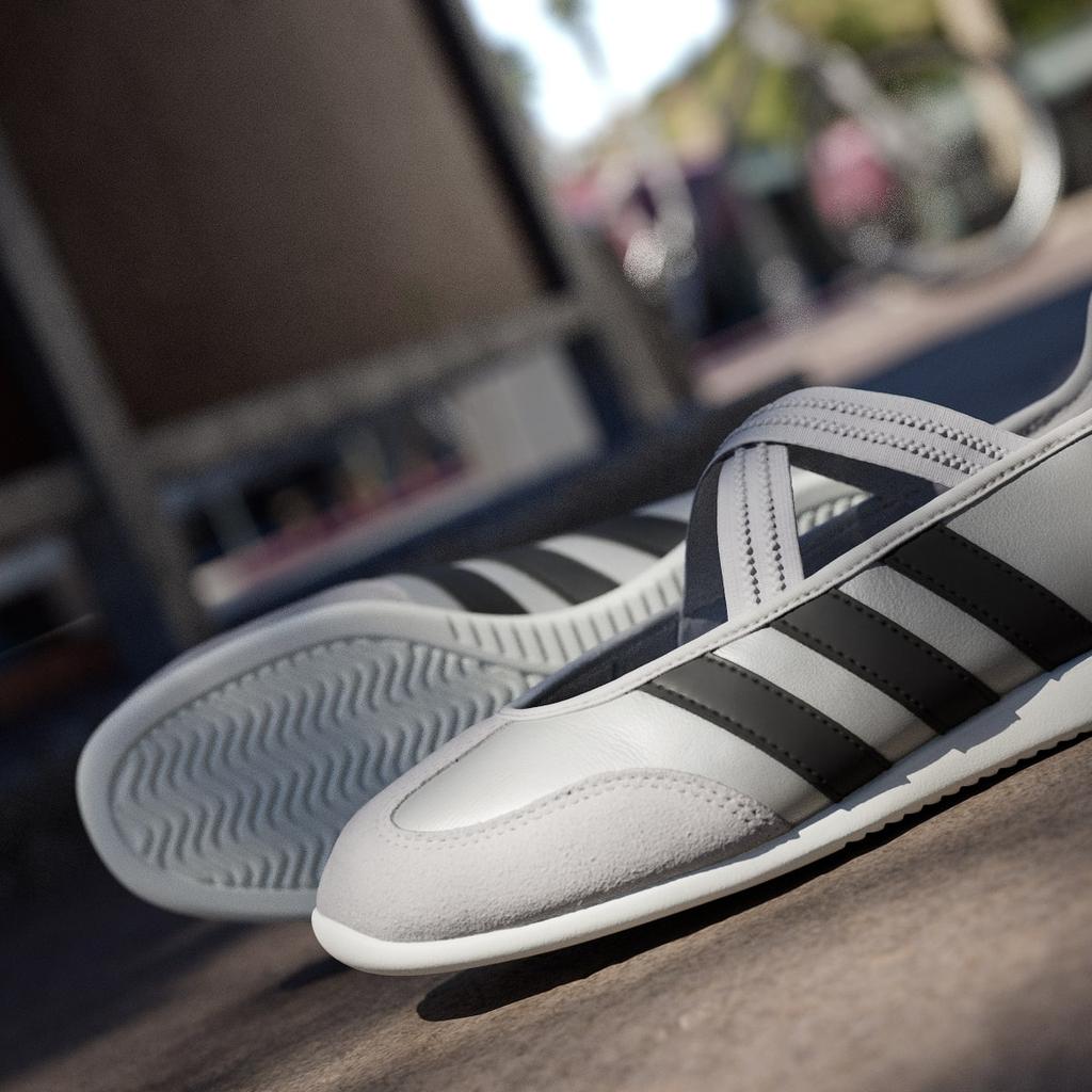 adidas BARREDA MARY JANE HP3520 Women's Sportswear Sneakers Silver Metallic / Core Black / Off White