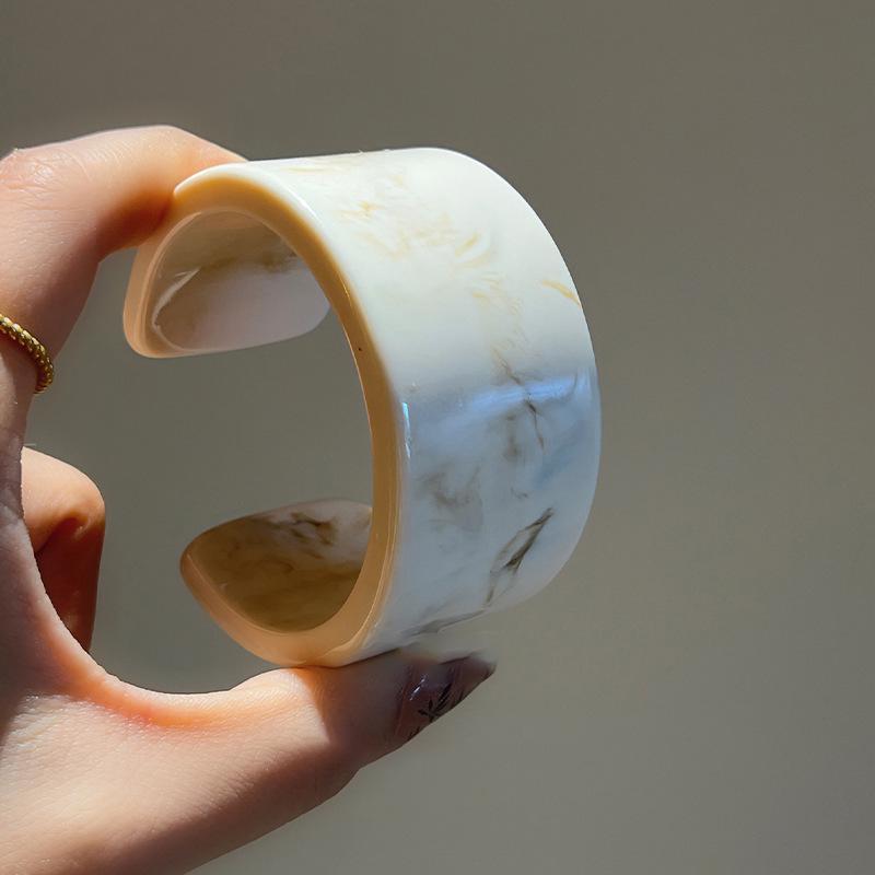 Unique Retro Resin Bracelet: Personalized Fashion Jewelry for Women