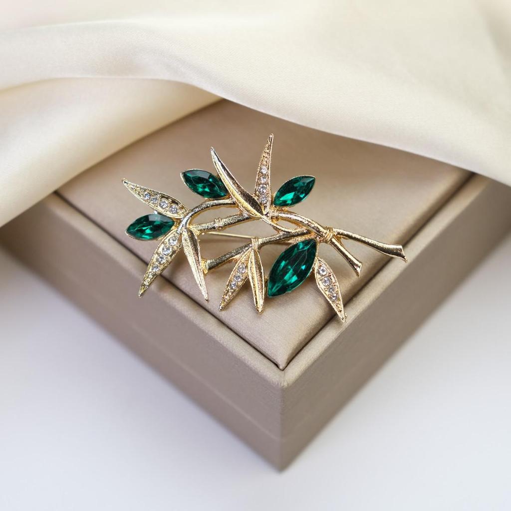 Elegant Women's Brooch: Versatile Bow & Insect Flower Design with Anti-Exposure Feature