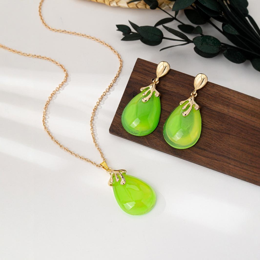 

Простой нерегулярный комплект из ожерелья и серег зелёный