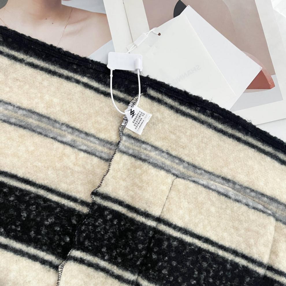 Xin Xing Little Witch Cape Coat for Women - Age-Reducing Gentle Style Wool Outerwear, 2024 Winter